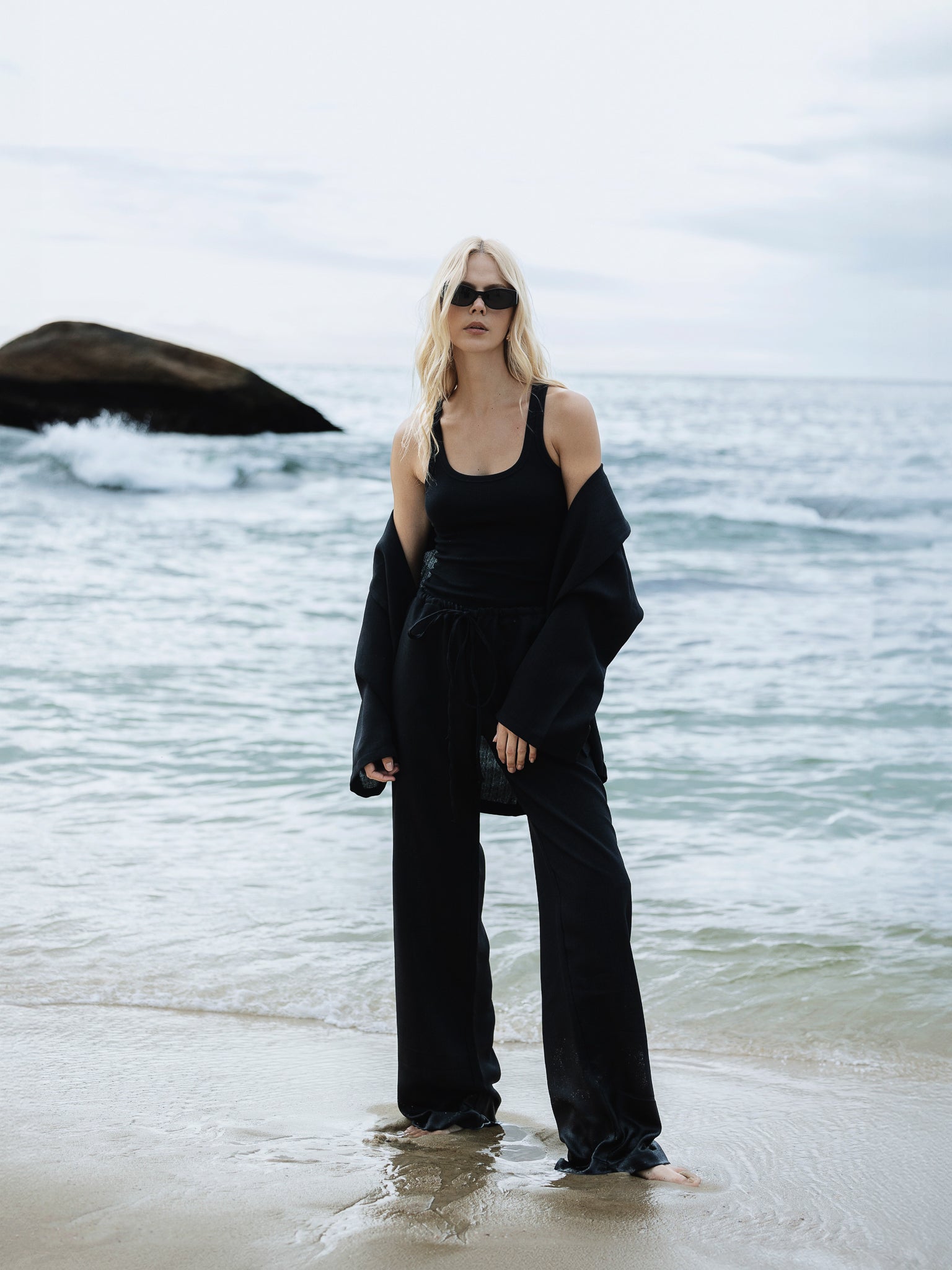 KIMONO PRETO DE LINHO PURO COM CALÇA DE AMARRAÇÃO