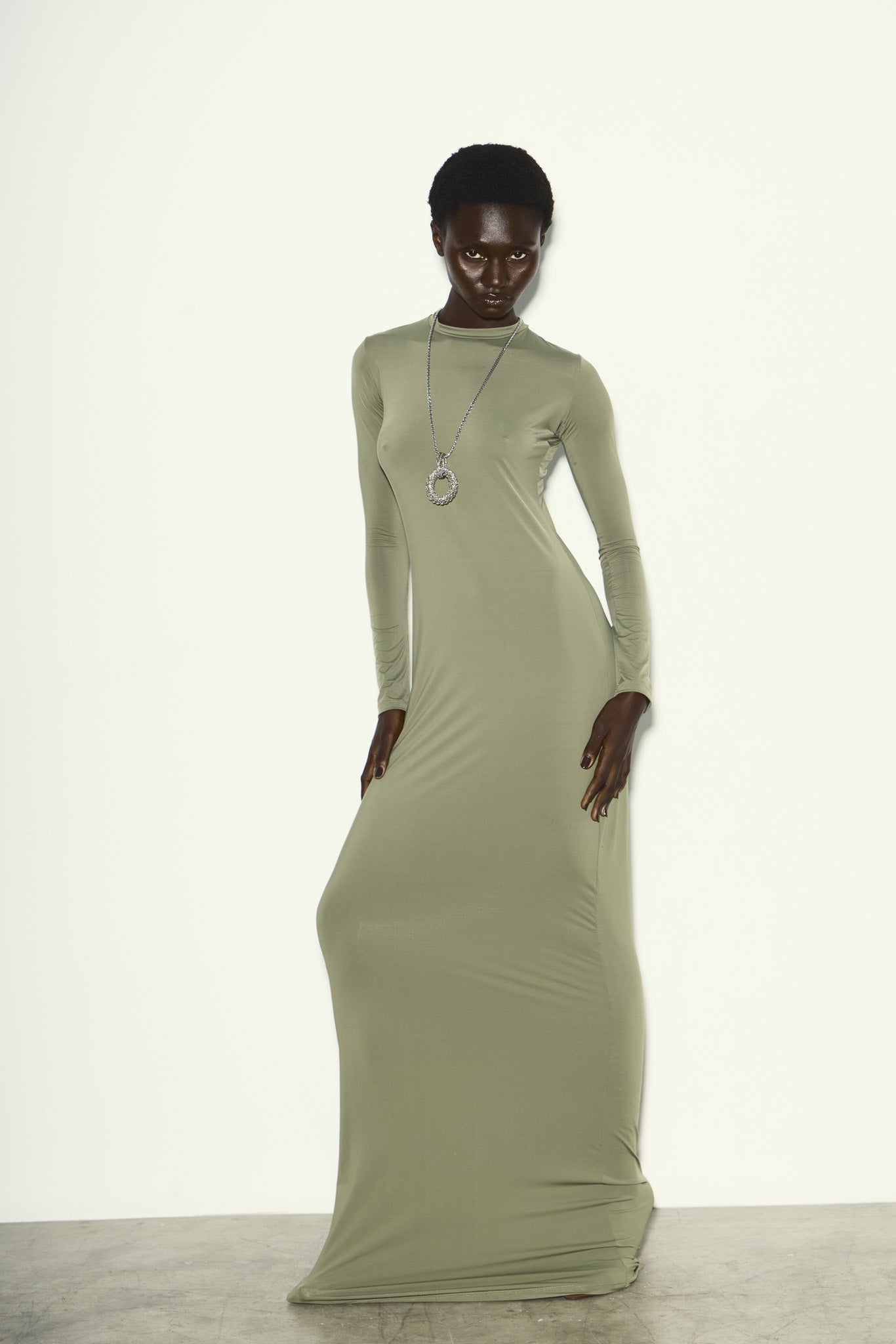 VESTIDO LONGO COM MANGAS