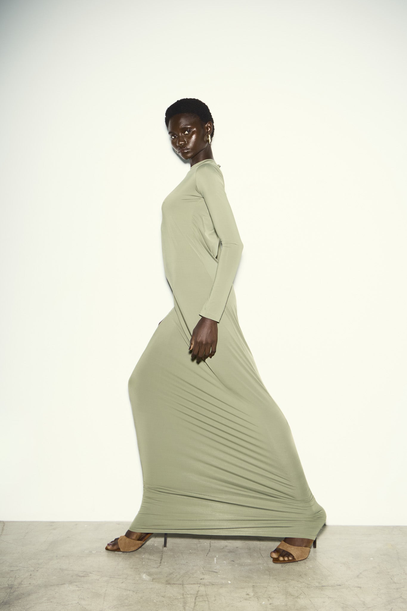 VESTIDO LONGO COM MANGAS