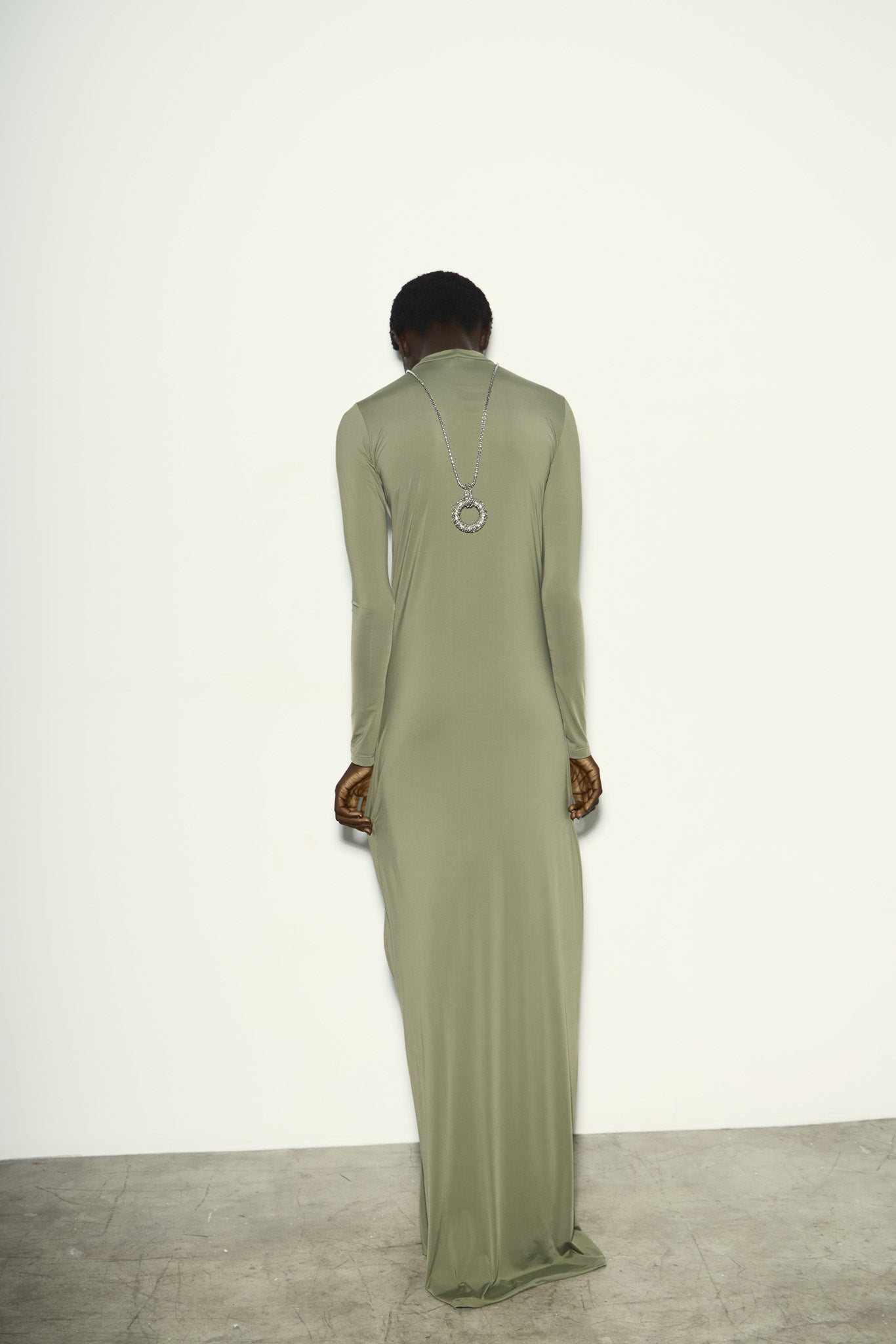 VESTIDO LONGO COM MANGAS