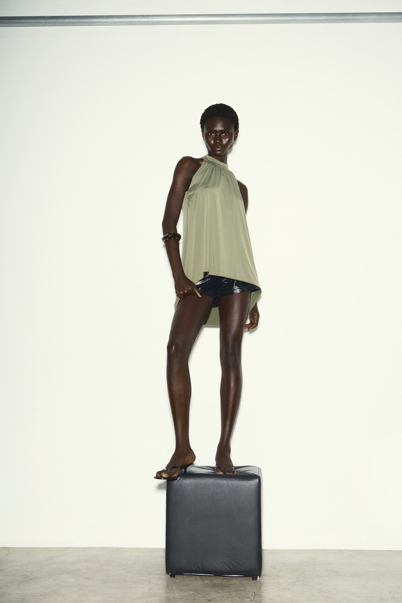 SHORT CÓS BAIXO EM COURO LEGÍTIMO