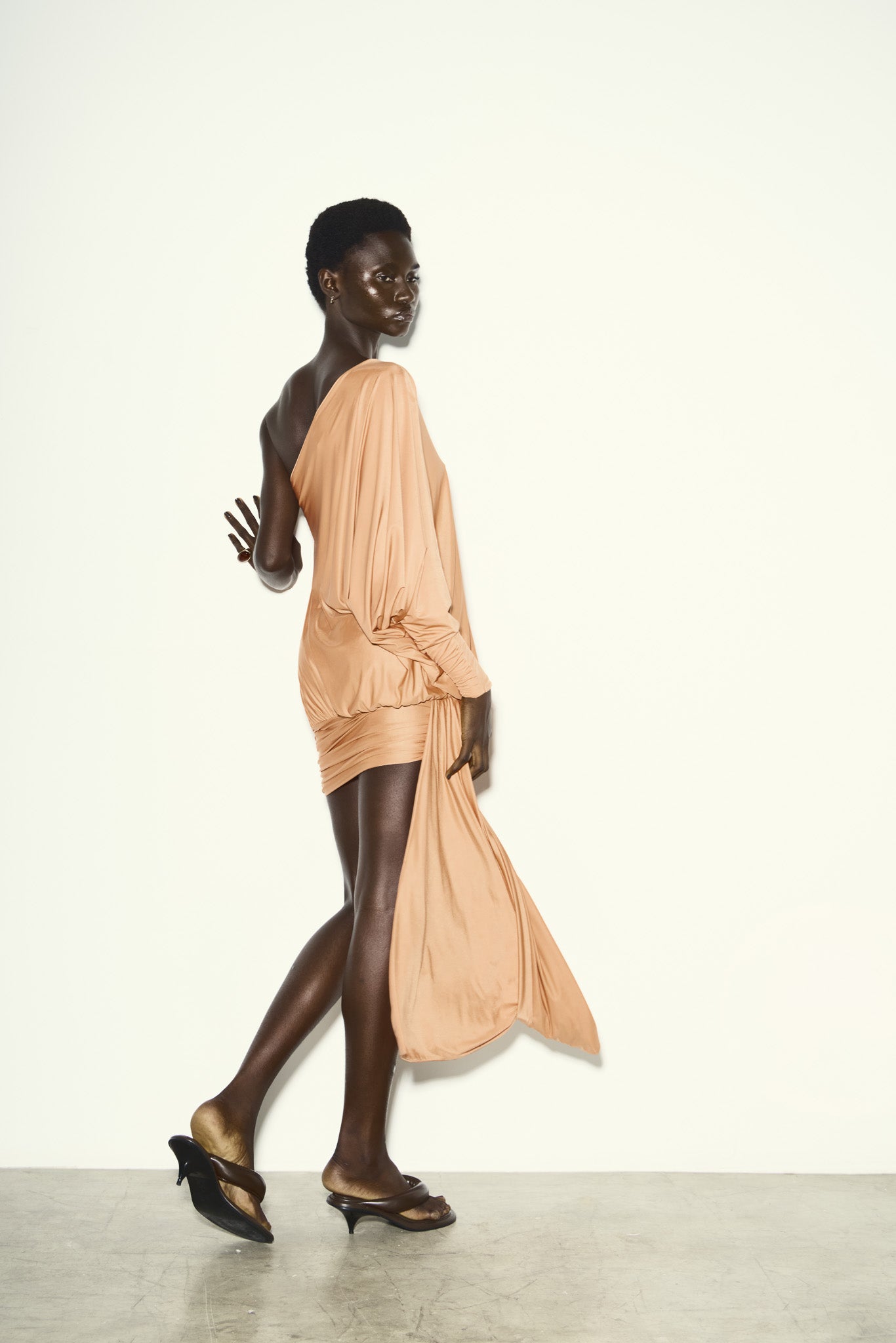 VESTIDO COM PALA NA BARRA