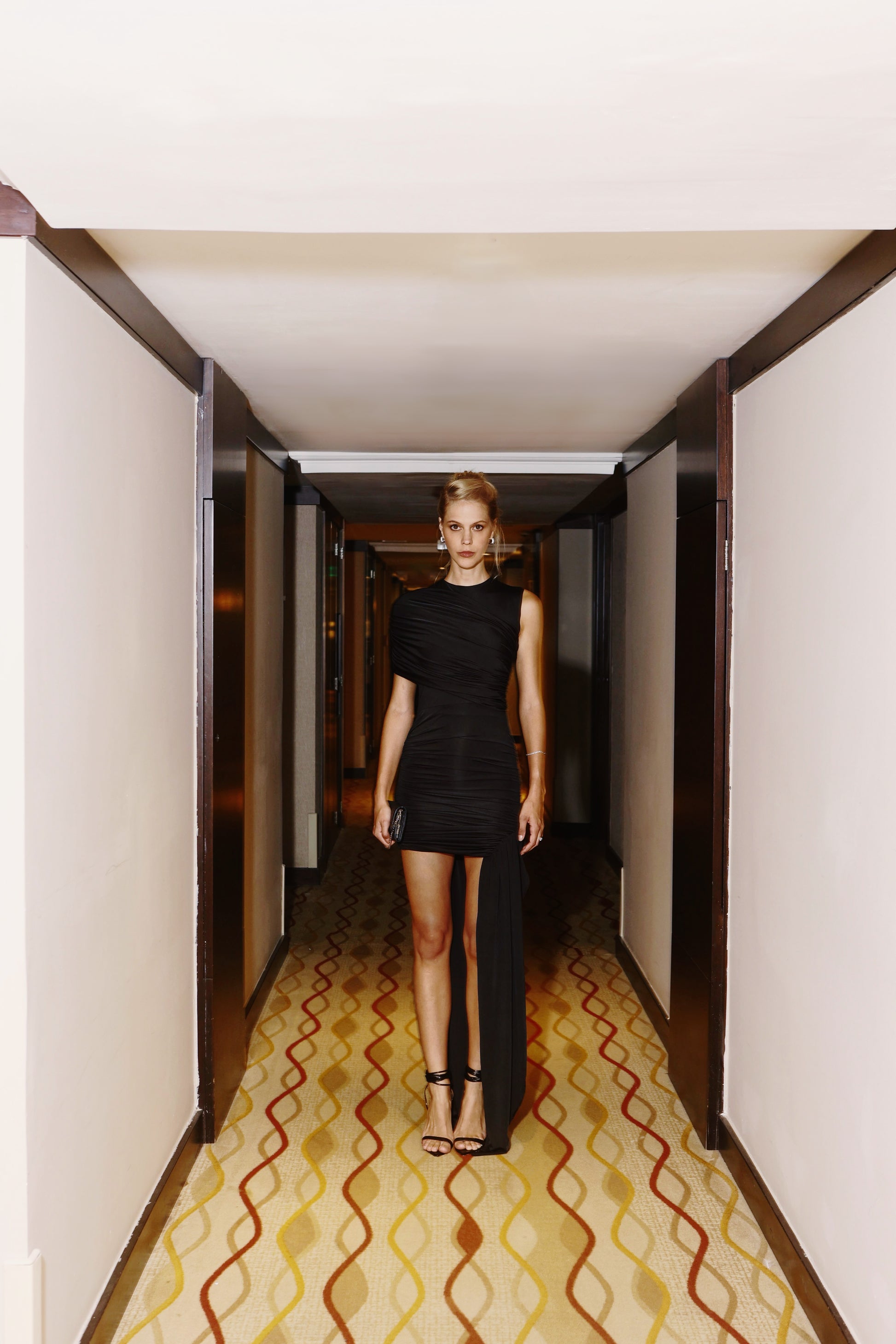 VESTIDO JUSTO PRETO TRANSPASSADO