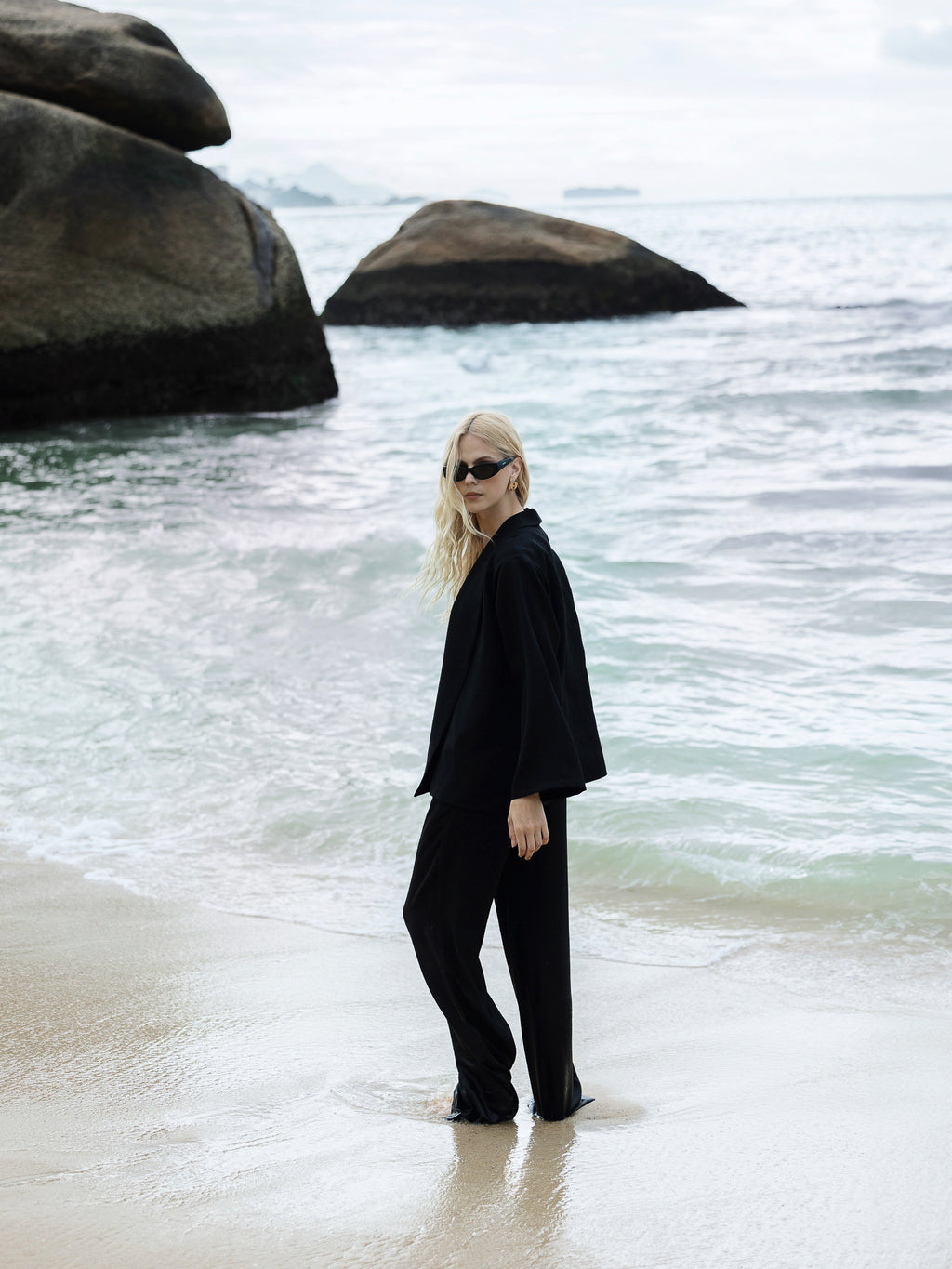 KIMONO PRETO DE LINHO PURO COM CALÇA DE AMARRAÇÃO