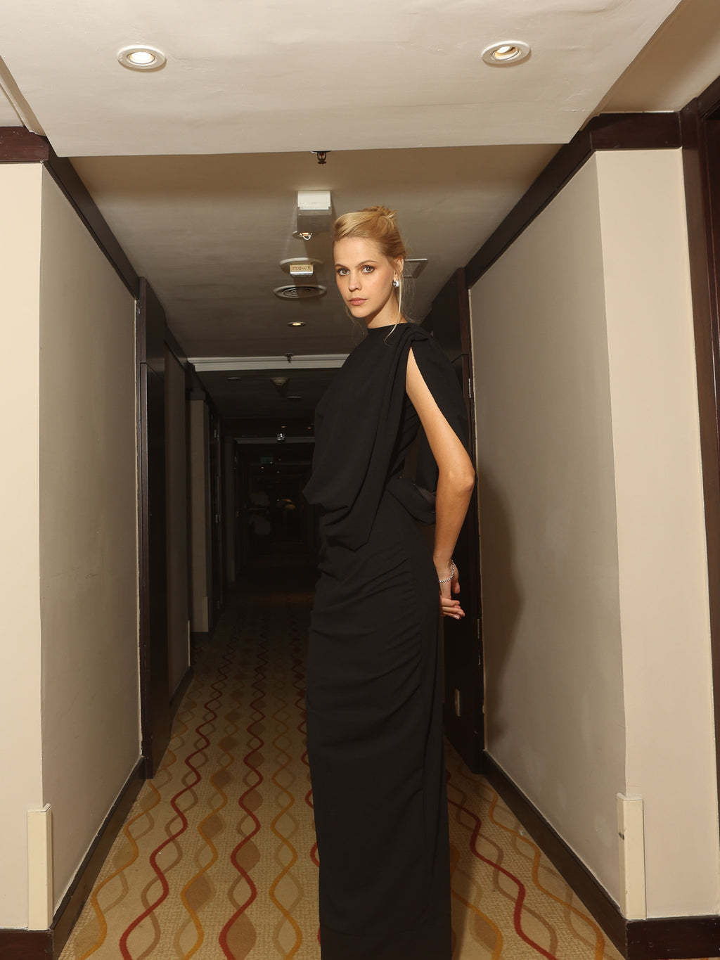 VESTIDO LONGO PRETO COM DRAPEADO