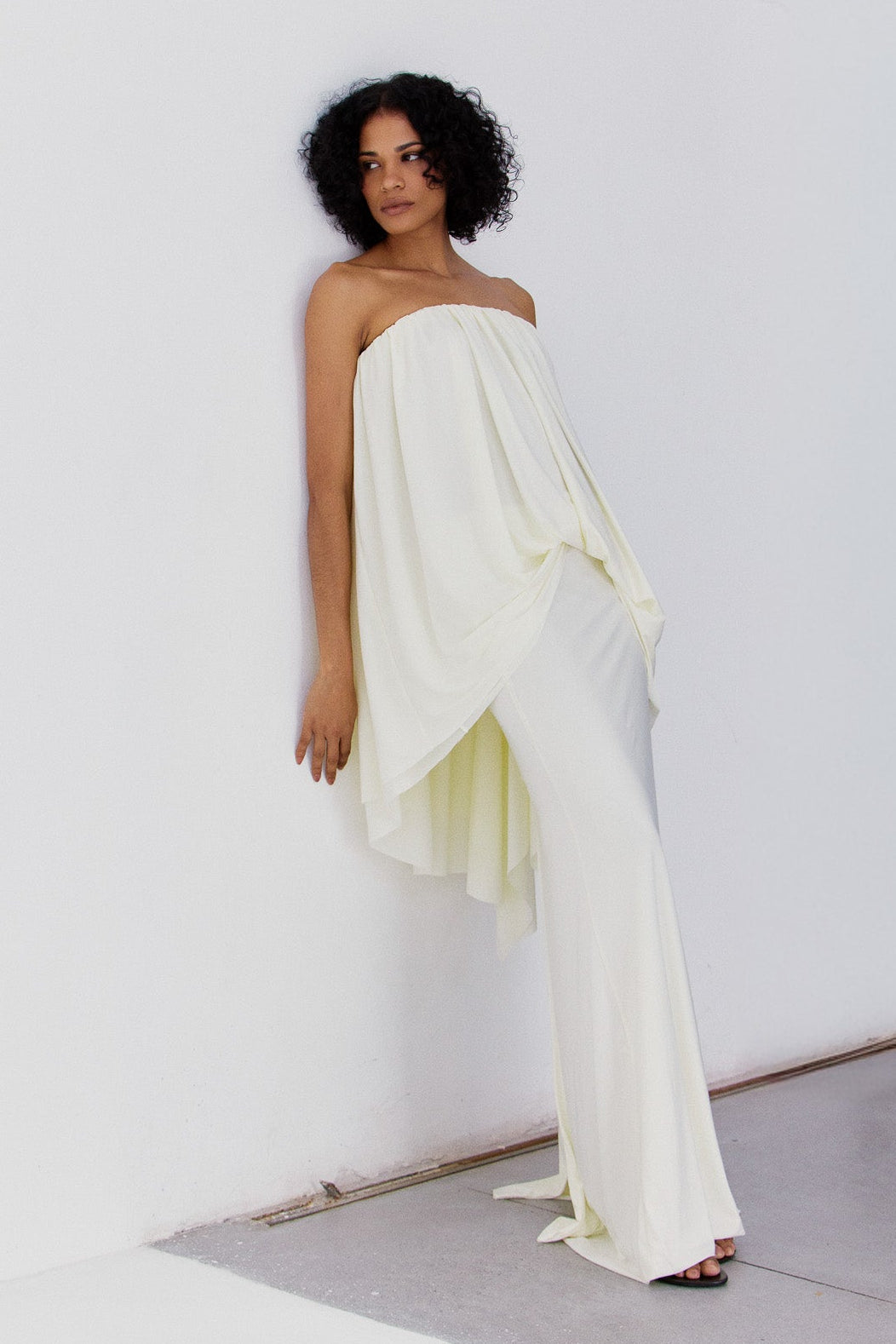 VESTIDO TOMARA QUE CAIA CURTO COM BARRA ASSIMÉTRICA