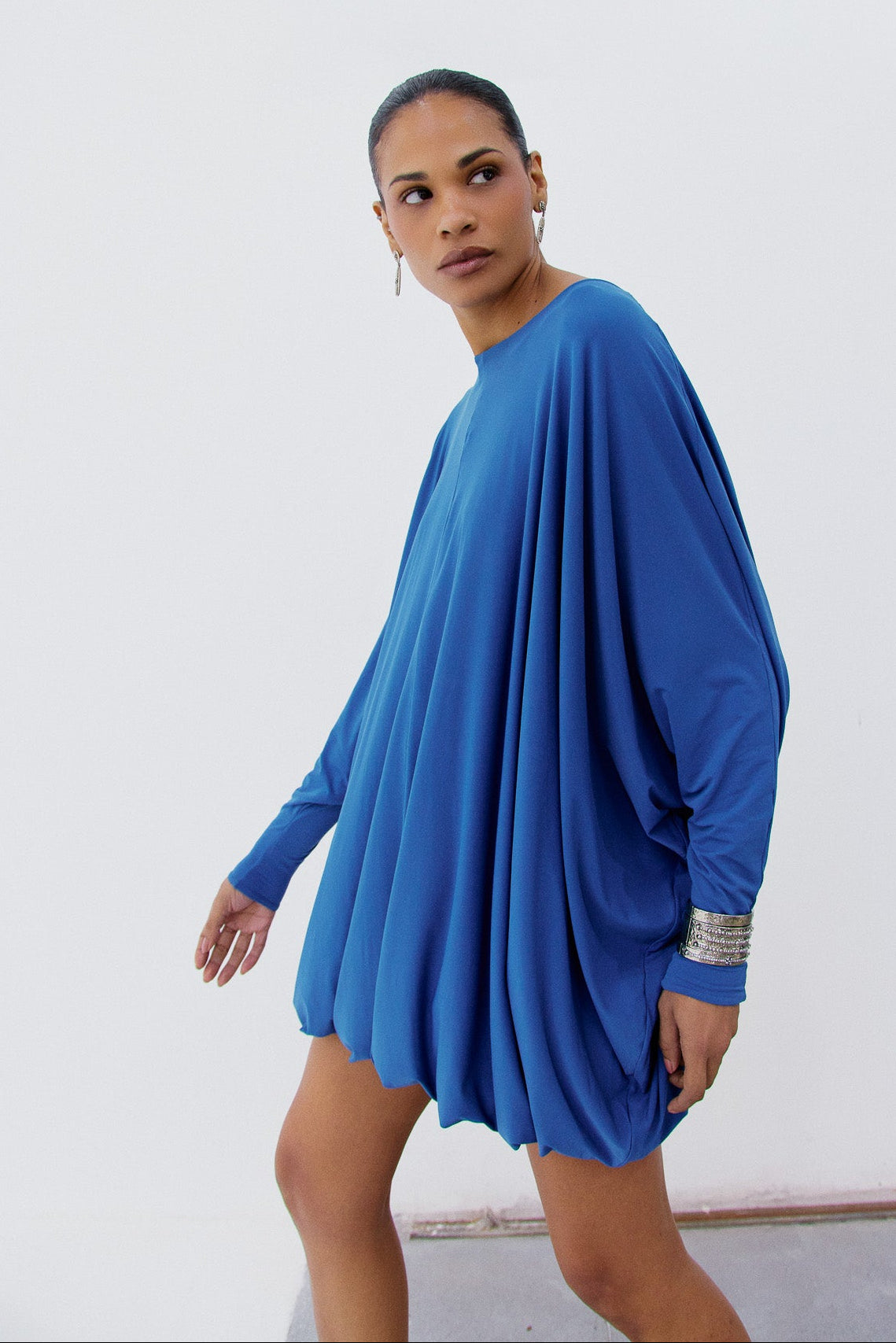 VESTIDO CURTO OVER COM MANGA MORCEGO