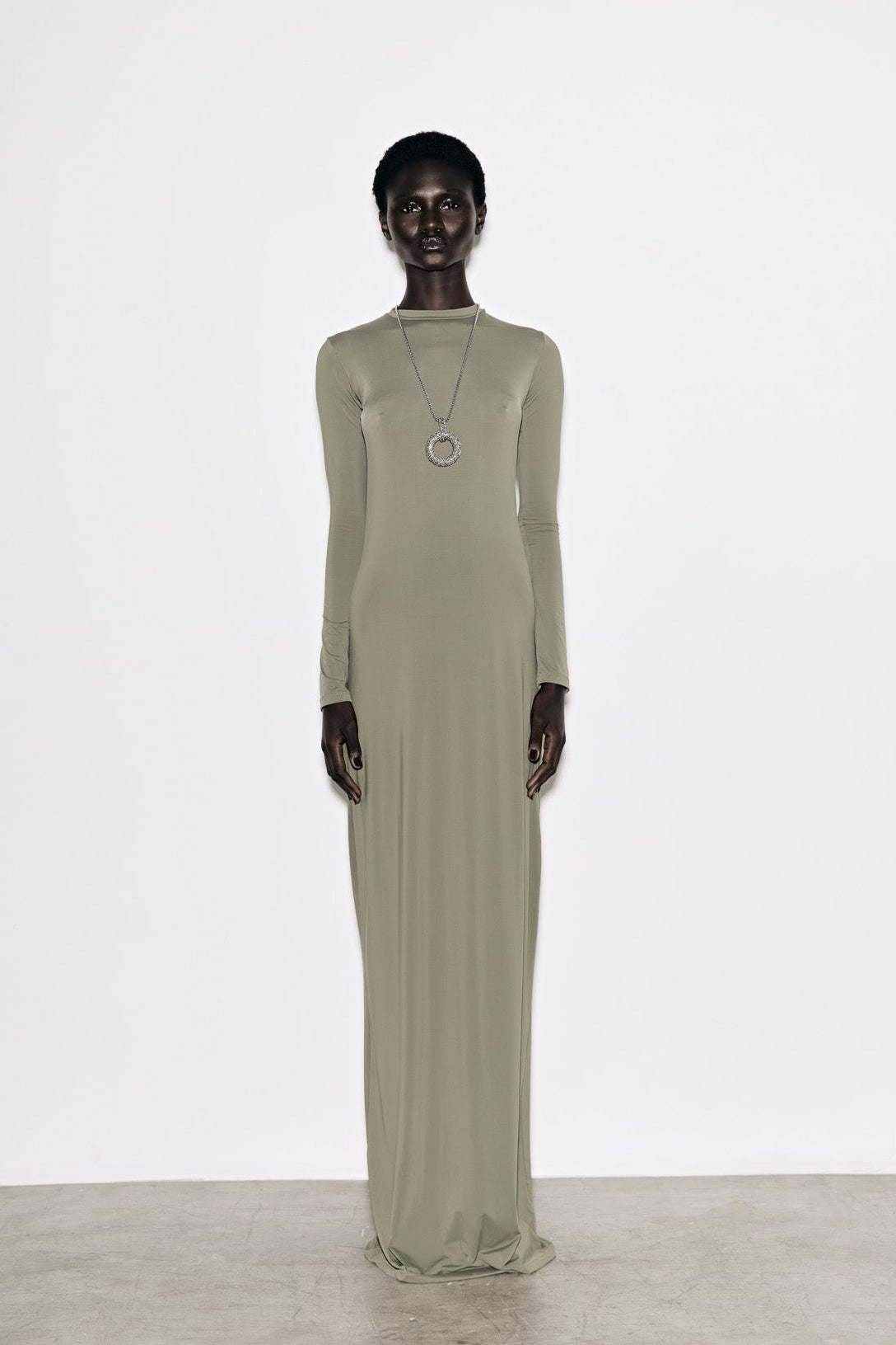 VESTIDO LONGO COM MANGAS