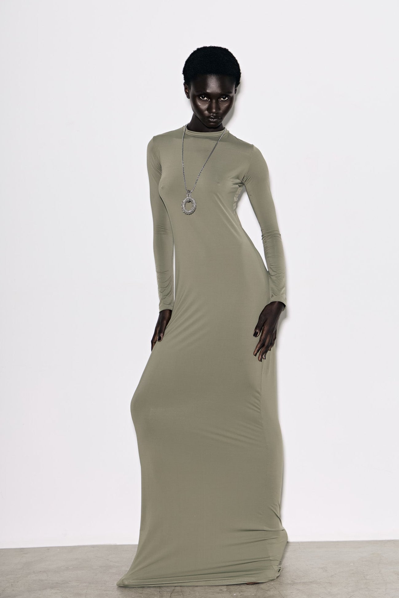 VESTIDO LONGO COM MANGAS