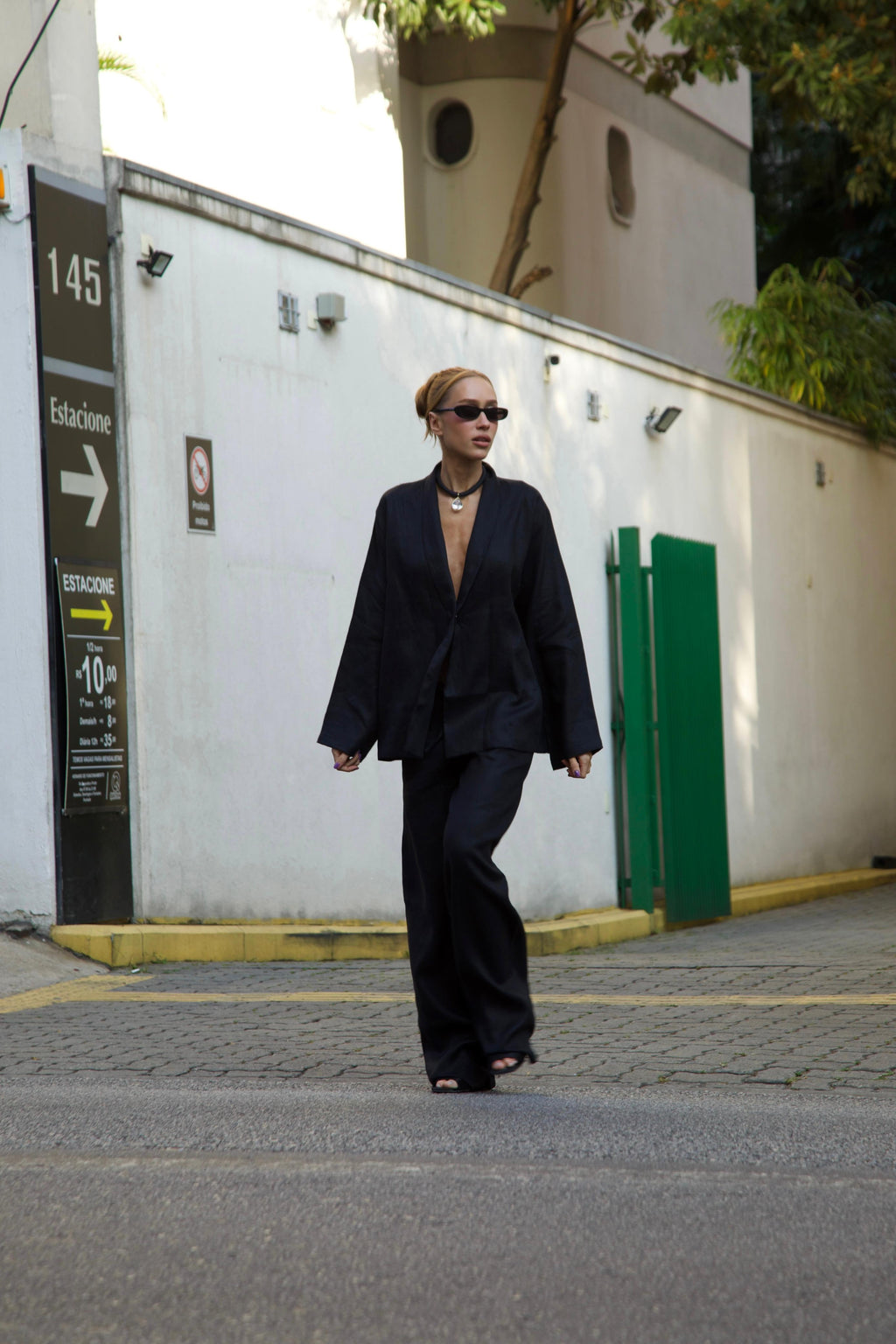 KIMONO PRETO DE LINHO PURO COM CALÇA DE AMARRAÇÃO