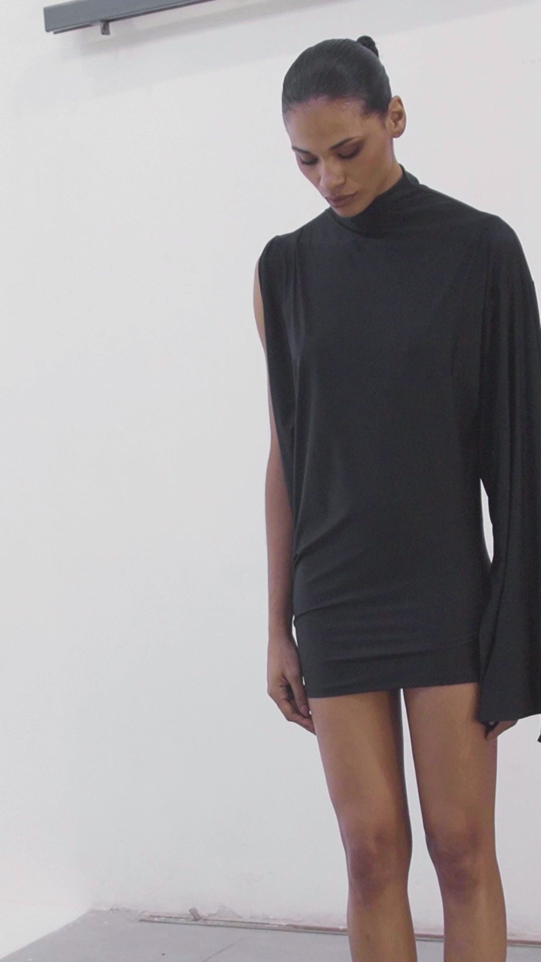 BLUSA ASSIMÉTRICA COM MANGA ÚNICA-10